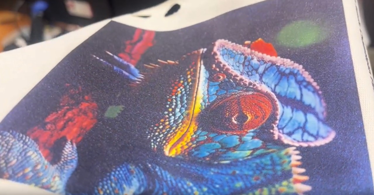 Демонстрация пленки для DTF печати Hazak PET с эффектом "хамелеон"